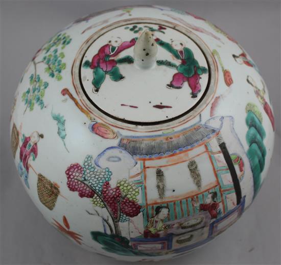 A Chinese famille rose jar and cover, 19th century, 24cm